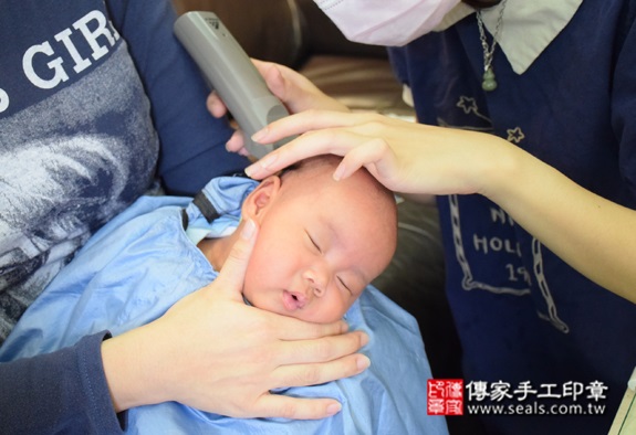 孫寶寶(台北萬華區到府嬰兒寶寶滿月剃頭理髮、免費到府嬰兒剃胎毛儀式吉祥話)。到府剃頭剃胎毛主持、專業拍照、DVD光碟、證書。★購買「臍帶章、肚臍章、胎毛筆刷印章」贈送：剃頭、收涎、抓周，三選一。2015.10.18 照片22
